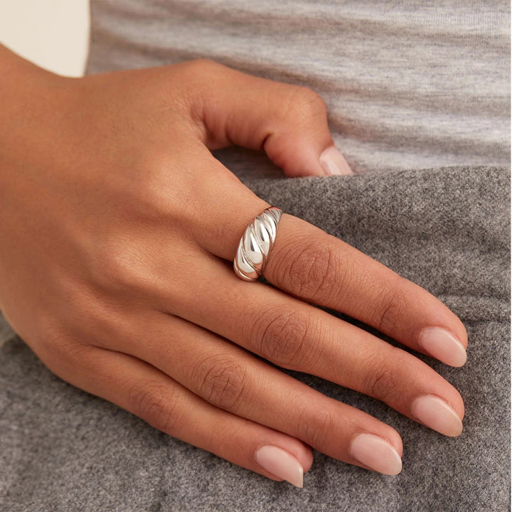 Elara Twirl Ring